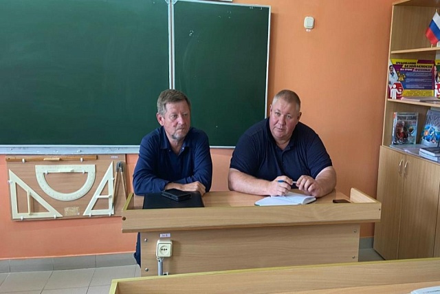 Глава Камешкирского района Дмитрий Мануковский провел встречи с населением сел Кулясово и Мамадыш Глава Камешкирского района Дмитрий Мануковский провел встречи с населением сел Кулясово и Мамадыш