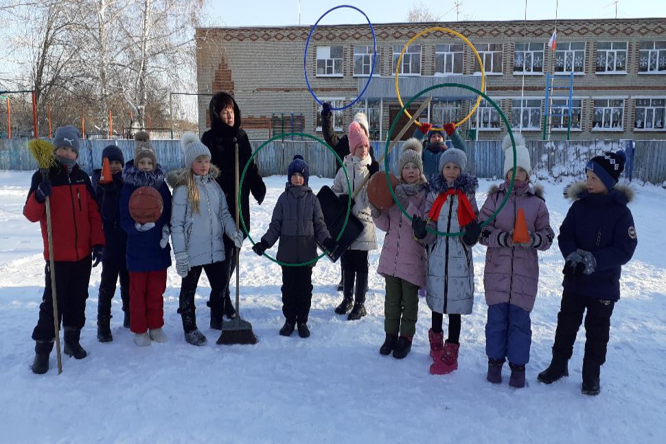 Весёлые старты на снегу на игровой площадке МБОУ ООШ с.Новое Шаткино Весёлые старты на снегу на игровой площадке МБОУ ООШ с.Новое Шаткино