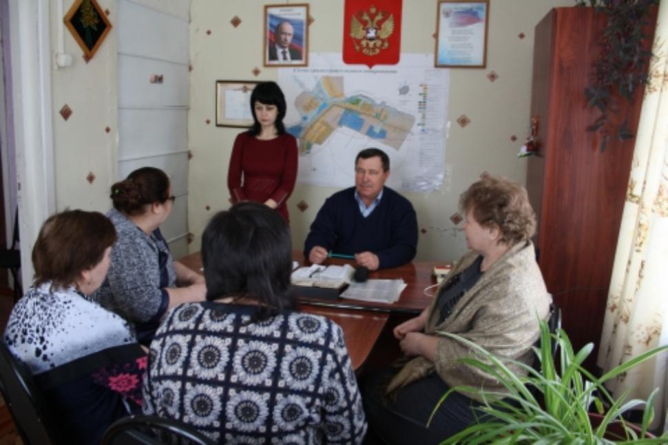 Встреча директора Многофункционального центра Камешкирского района Ирины Спиридоновой с жителями с. Лапшово Встреча директора Многофункционального центра Камешкирского района Ирины Спиридоновой с жителями с. Лапшово