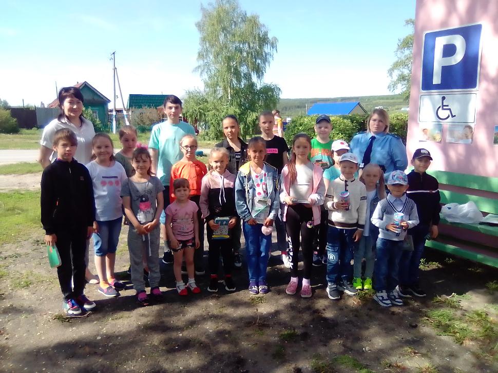 Прокуратура Камешкирского района и специалисты Комплексного центра социального обслуживания населения провели мероприятие «Здравствуй, лето!»    