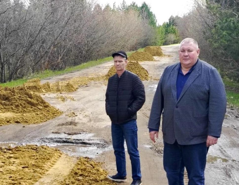 Глава Камешкирского района Дмитрий Мануковский проверил ход работ по отсыпке и грейдированию дороги, соединяющей села Шаткино и Старый Чирчим