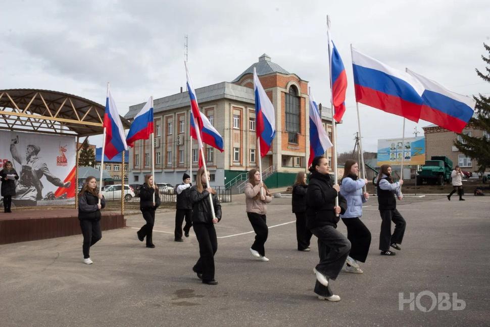 На центральной площади села Русский Камешкир состоялся торжественный митинг, посвящённый 11-й годовщине воссоединения Республики Крым и города Севастополя с Российской Федерацией На центральной площади села Русский Камешкир состоялся торжественный митинг, посвящённый 11-й годовщине воссоединения Республики Крым и города Севастополя с Российской Федерацией