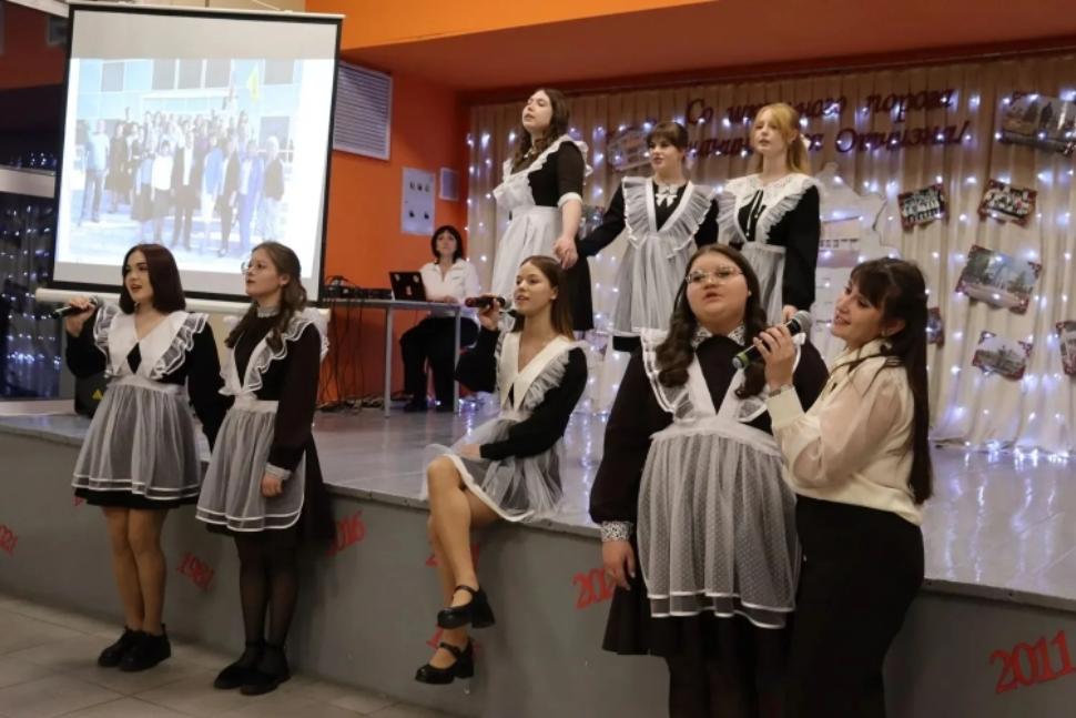 «СО ШКОЛЬНОГО ПОРОГА НАЧИНАЕТСЯ ОТЧИЗНА»: В СРЕДНЕЙ ШКОЛЕ С. РУССКИЙ КАМЕШКИР ПРОШЕЛ ВЕЧЕР ВСТРЕЧИ ВЫПУСКНИКОВ