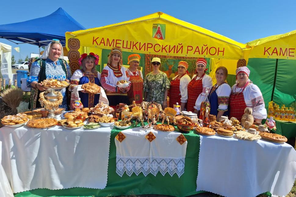 Глава  Камешкирского района Ольга Белянина и делегация Камешкирского района приняли участие в традиционном мероприятии агропромышленников «День поля»