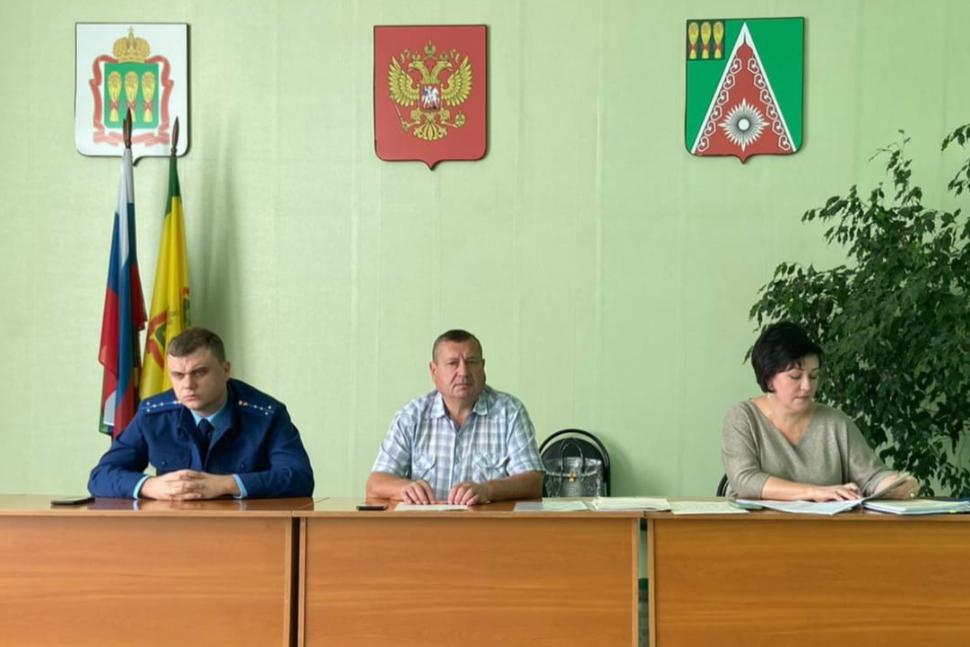 В администрации Камешкирского района прошло очередное заседание Комиссии по делам несовершеннолетних и защите их прав 