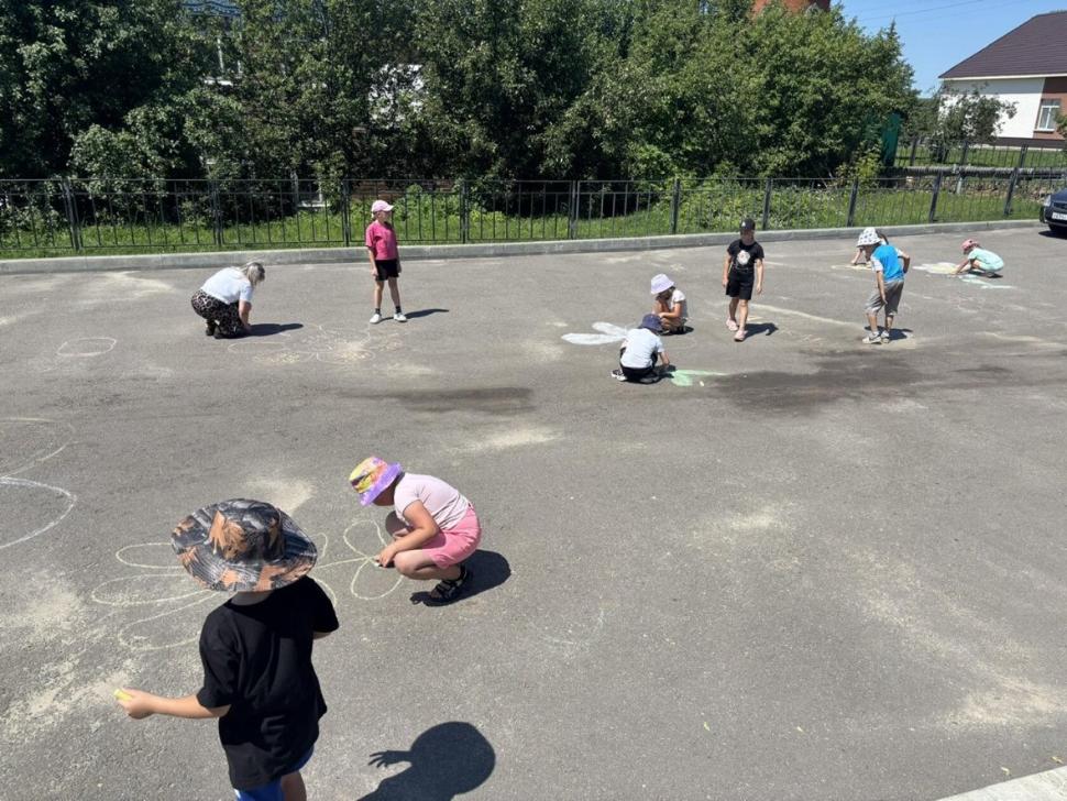 Конкурс рисунков на асфальте «Краски лета» Конкурс рисунков на асфальте «Краски лета»