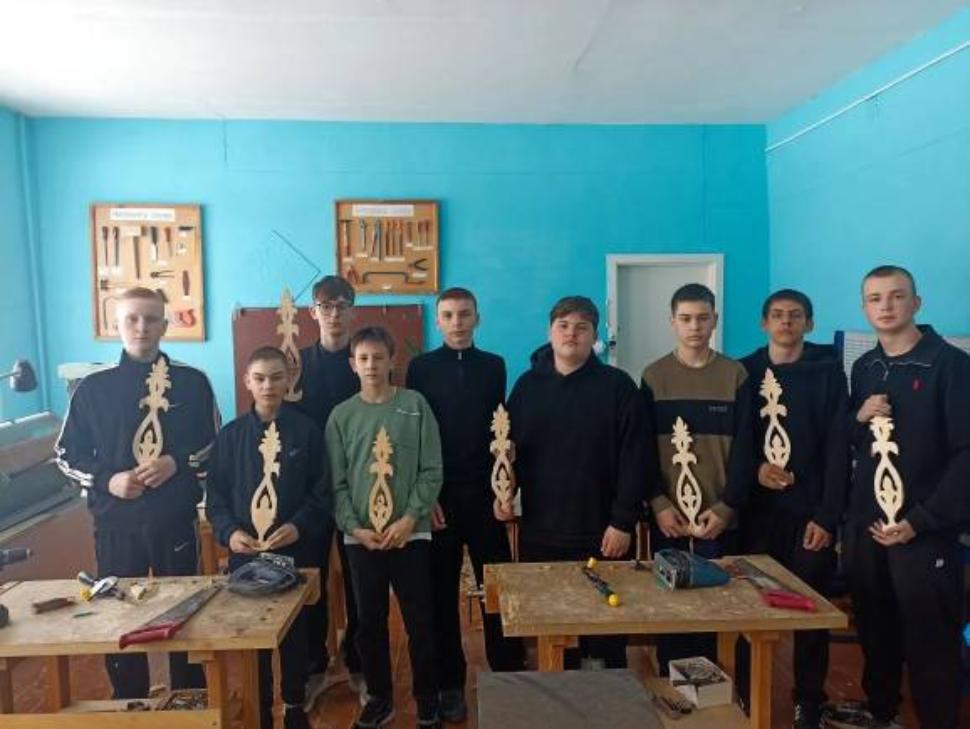 Обучающиеся попробовали себя в профессии столяр Обучающиеся попробовали себя в профессии столяр