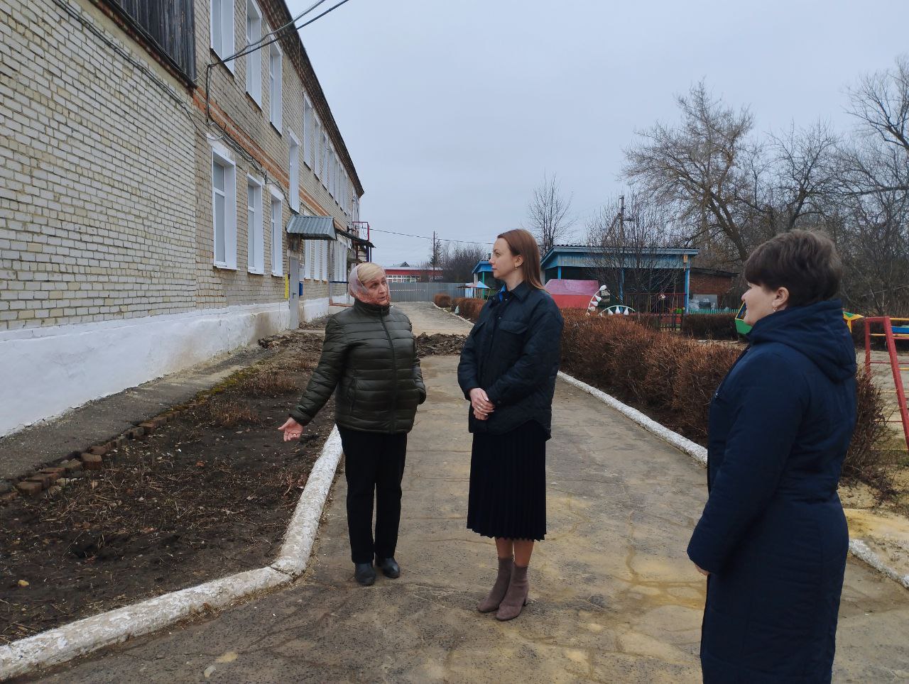 Глава администрации Камешкирского района Ольга Белянина проконтролировала ход работ по ремонту кровли здания детского сада №1 в с.Русский Камешкир Глава администрации Камешкирского района Ольга Белянина проконтролировала ход работ по ремонту кровли здания детского сада №1 в с.Русский Камешкир