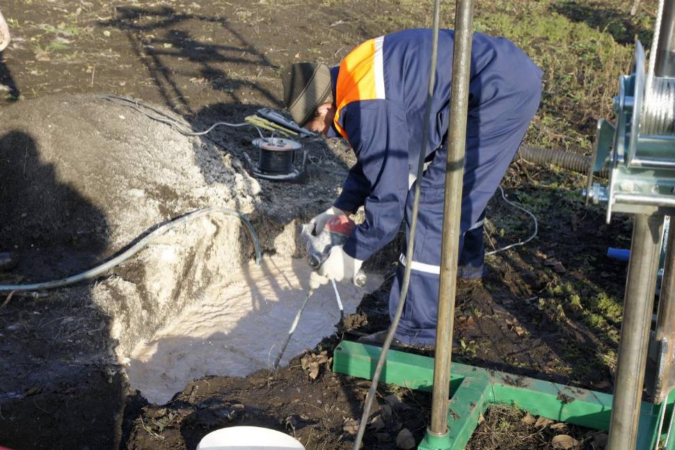                                                                                                                                                                         В с.Русский Камешкир продолжаются работы по капитальному ремонту артезианской скважины