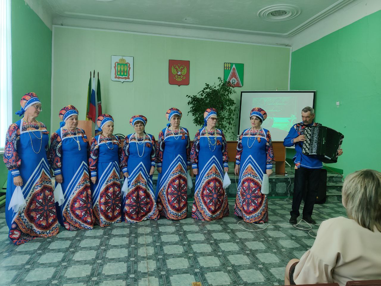 В большом зале районной администрации Камешкирского района творческую программу «Ваш праздник сердечной улыбкой увенчан» 