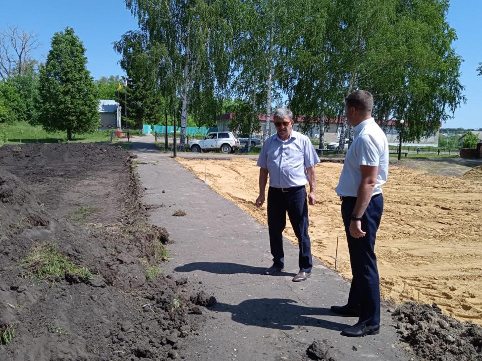Продолжаются работы по благоустройству общественной территории в с.Чумаево