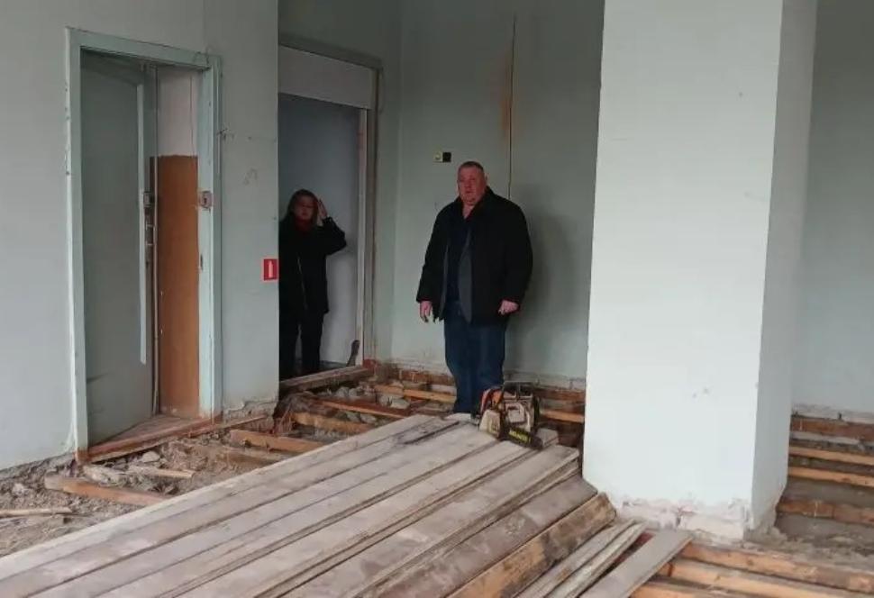  Глава Камешкирского района Дмитрий Мануковский проконтролировал ход начатых работ по ремонту районного Дома культуры
