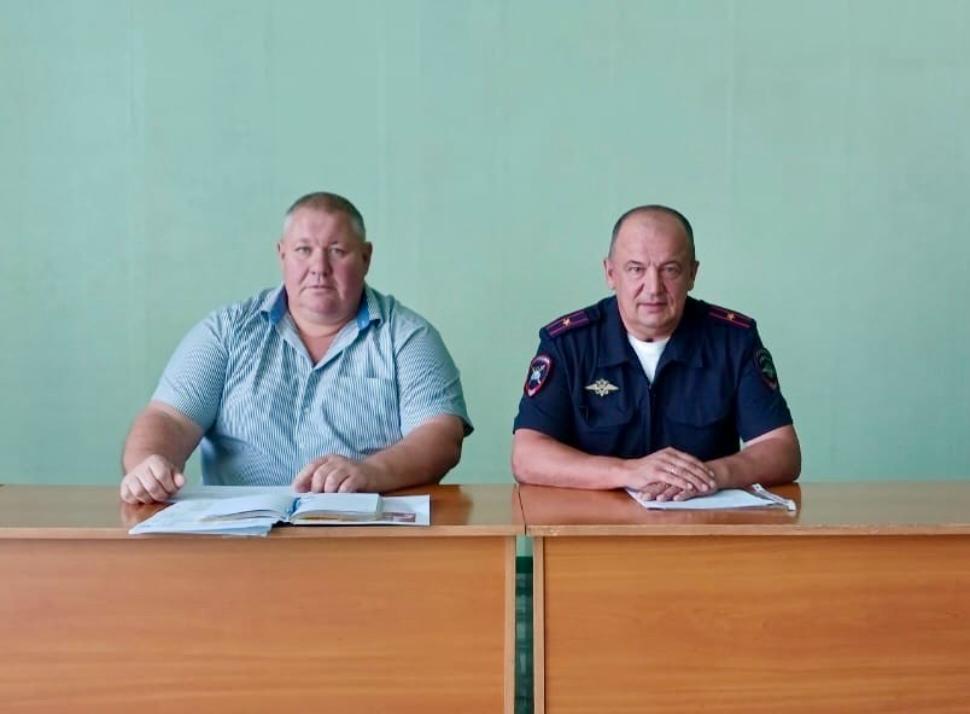 Глава Камешкирского района Дмитрий Мануковский провёл оперативное совещание с руководителями местных организаций Глава Камешкирского района Дмитрий Мануковский провёл оперативное совещание с руководителями местных организаций