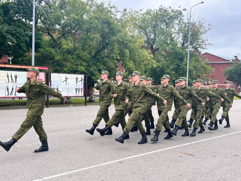 Участники сборов «Гвардеец» изучают основы военного дела 