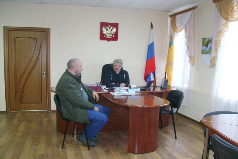 Глава администрации Камешкирского района Сергей Хазов в ходе личного приема встретился с индивидуальным предпринимателем Владимиром Грачевым