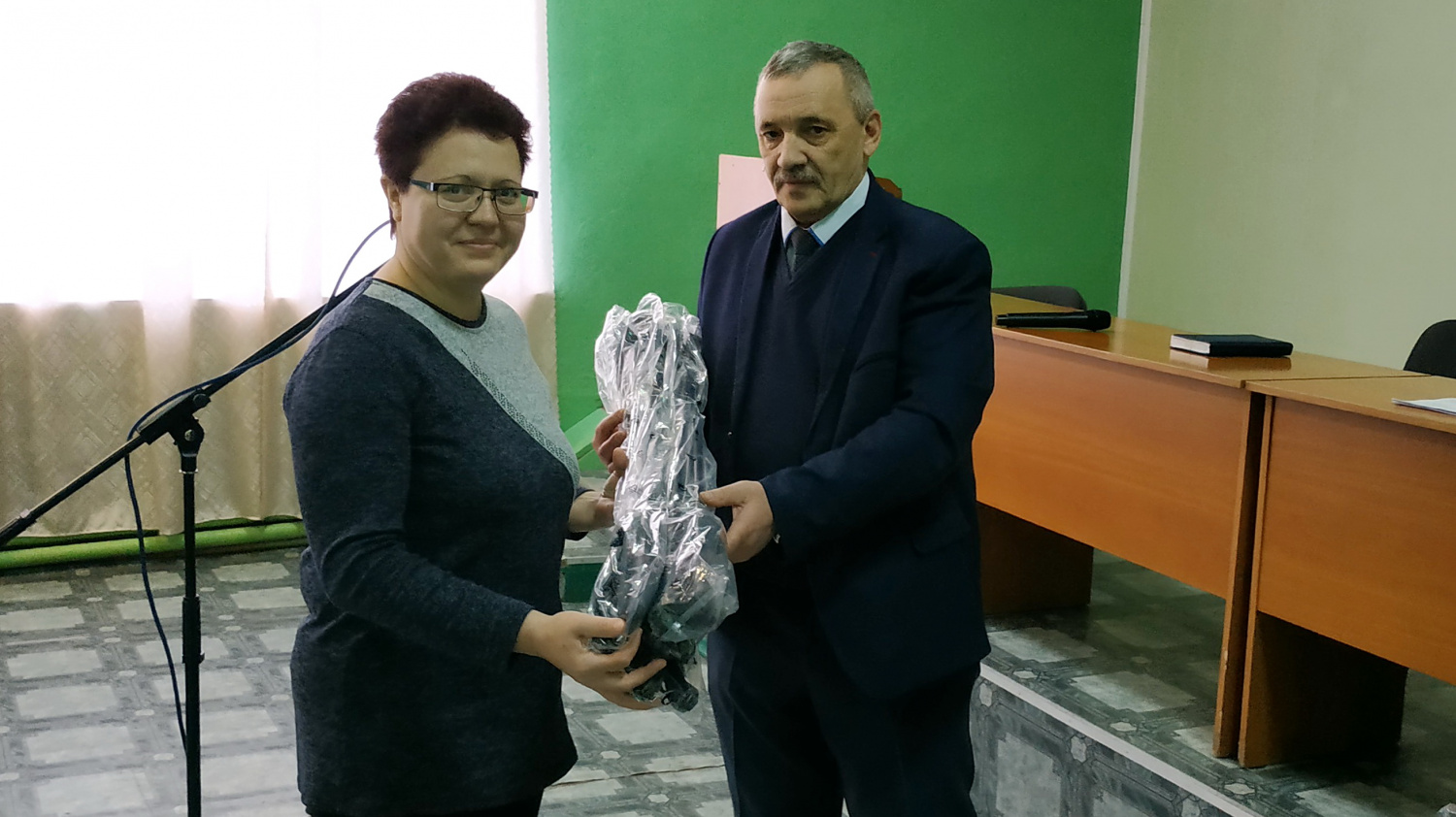 Вручение инвентаря для развития скандинавской ходьбы