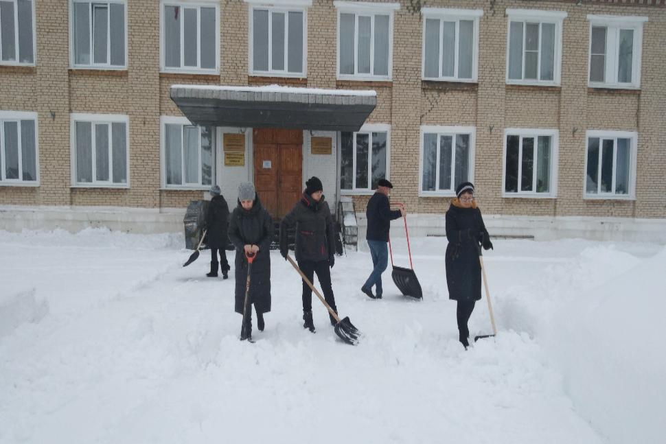 Работники администрации Камешкирского района приняли участие в расчистке общественных территорий от снега