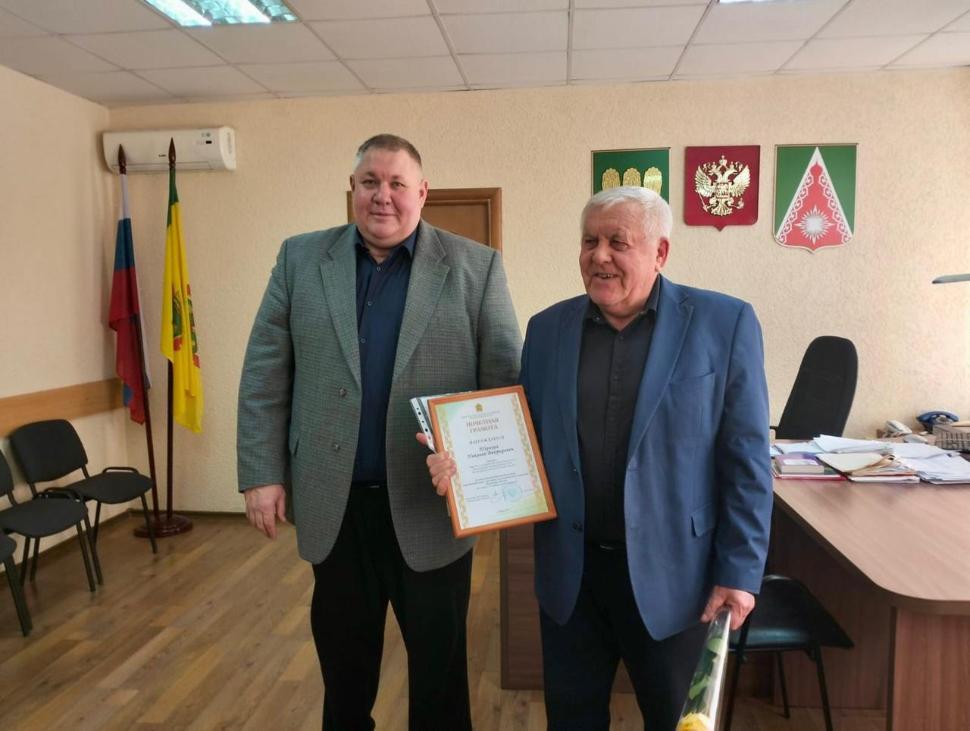 Глава Камешкирского района вручил директору ООО "Камешкирский комбикормовый завод" Николаю Викторовичу  Терехину Почётную грамоту Министерства сельского хозяйства Пензенской области