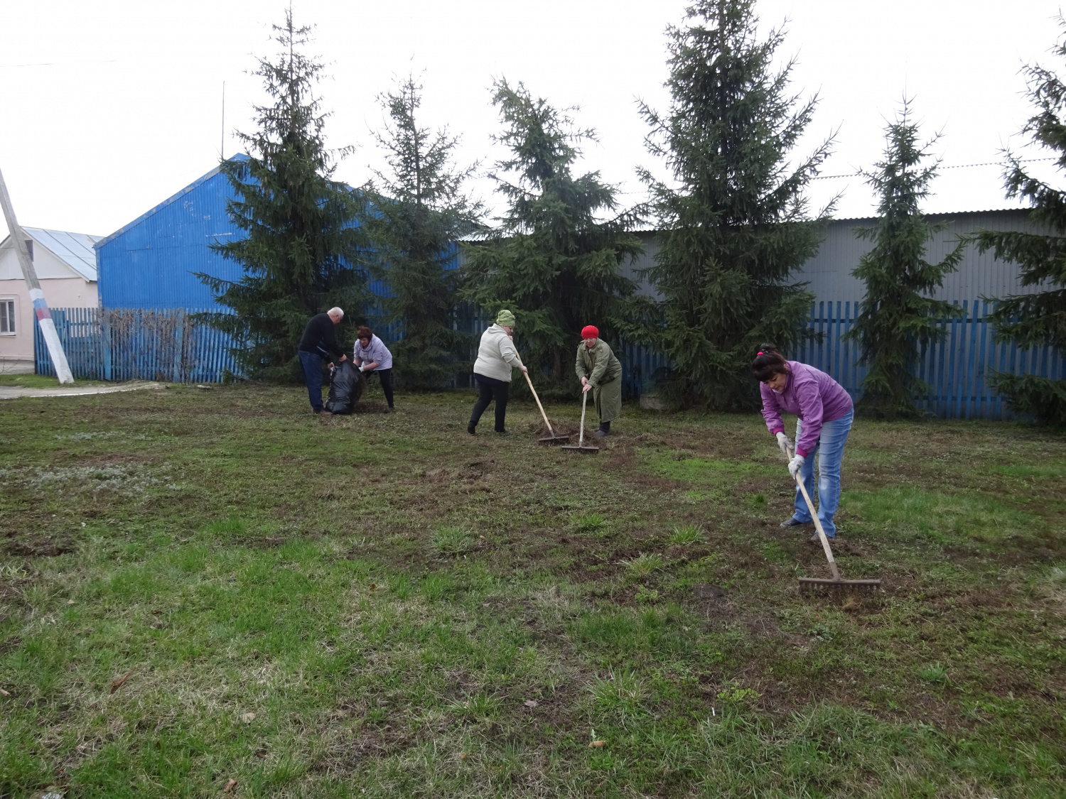 В Камешкирском районе состоялся субботник по благоустройству и санитарной очистке территорий населенных пунктов