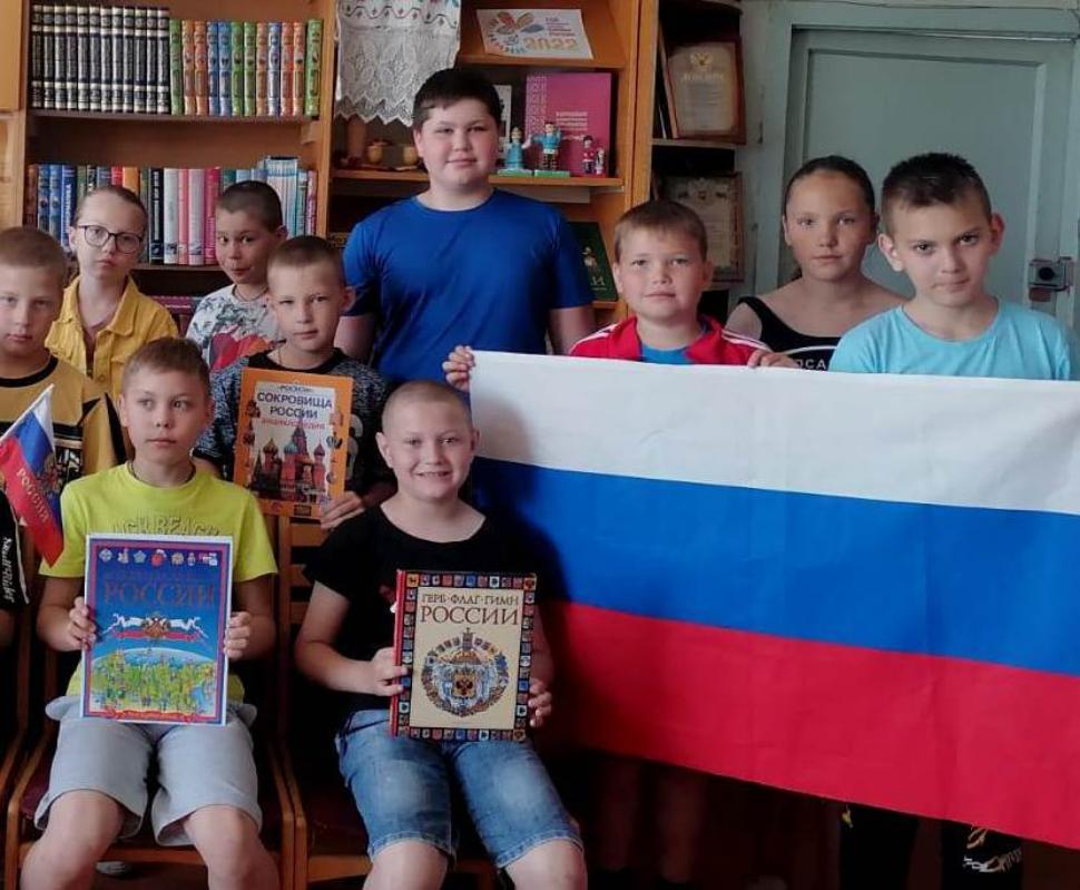 Познавательный час «Флаг России – гордость наша»