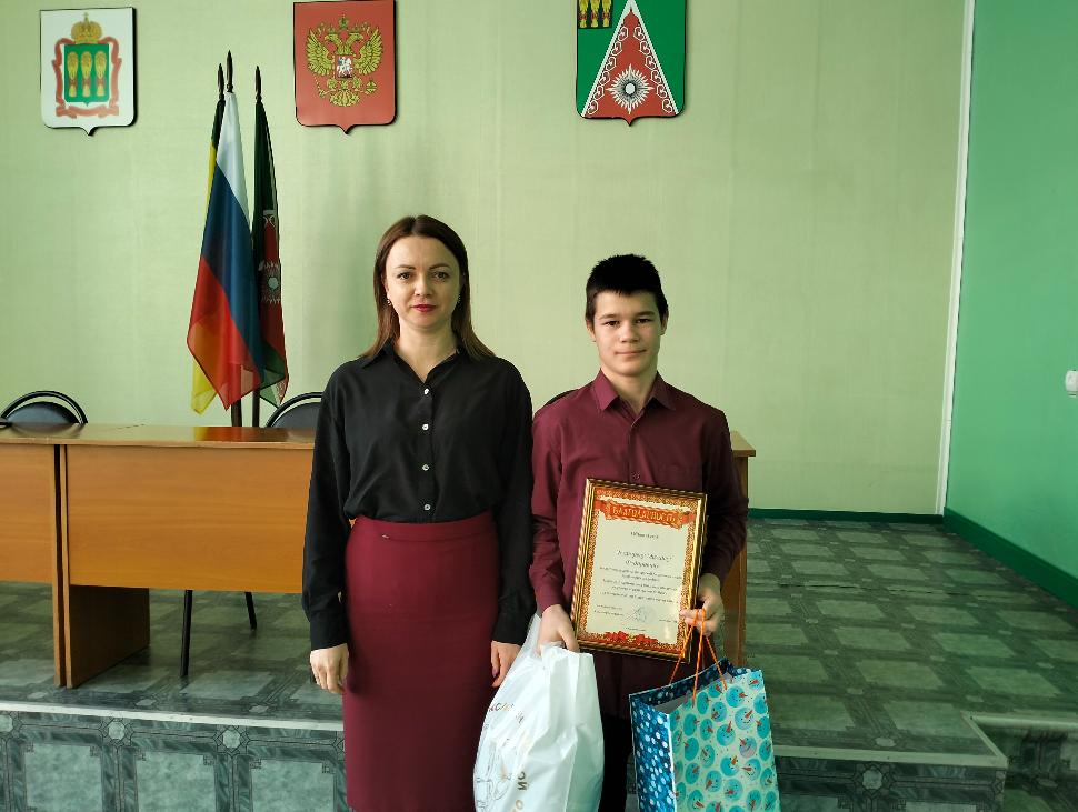 Глава администрации Камешкирского района Ольга Белянина вручила благодарность юному спортсмену Глава администрации Камешкирского района Ольга Белянина вручила благодарность юному спортсмену