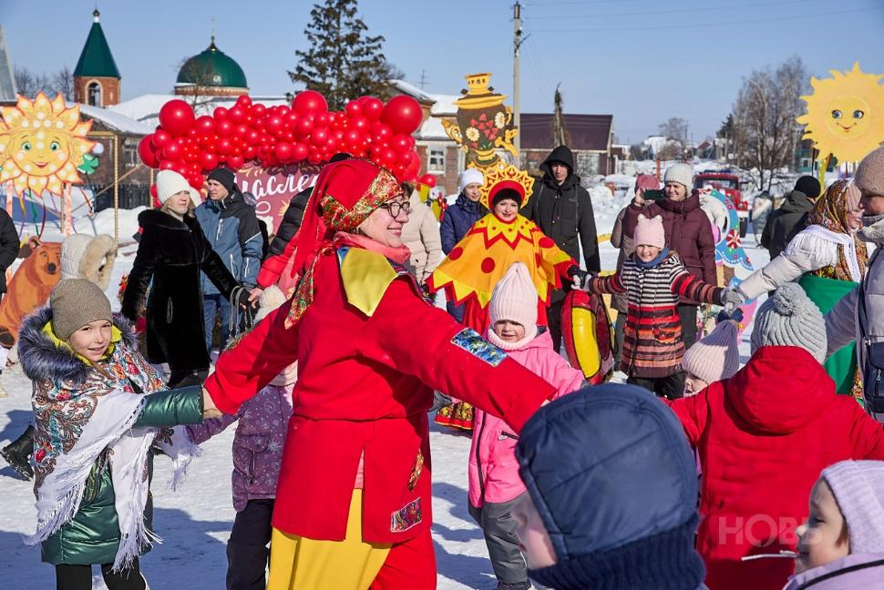 На центральной площади села Русский Камешкир прошло яркое и запоминающееся народное празднование, посвящённое Масленице