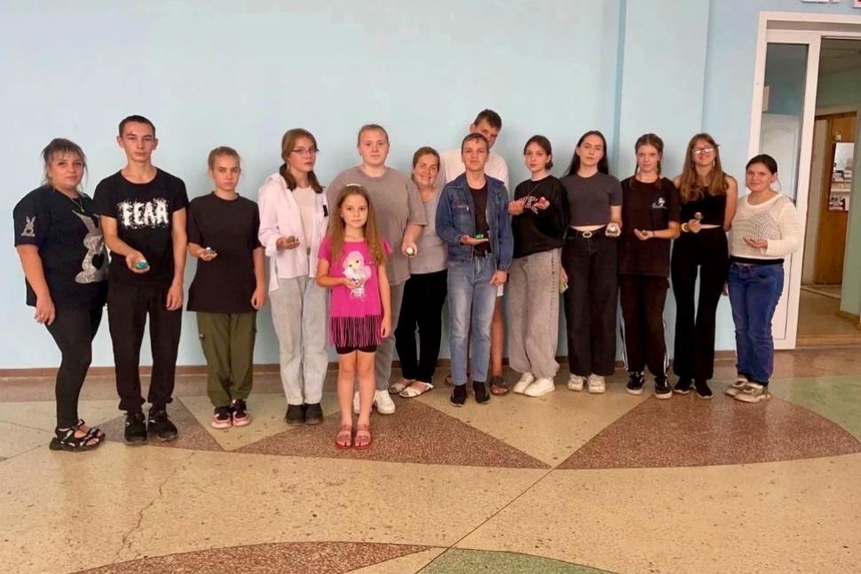 В Доме культуры села Русский Камешкир прошёл мастер-класс по созданию цветов из фоамирана В Доме культуры села Русский Камешкир прошёл мастер-класс по созданию цветов из фоамирана
