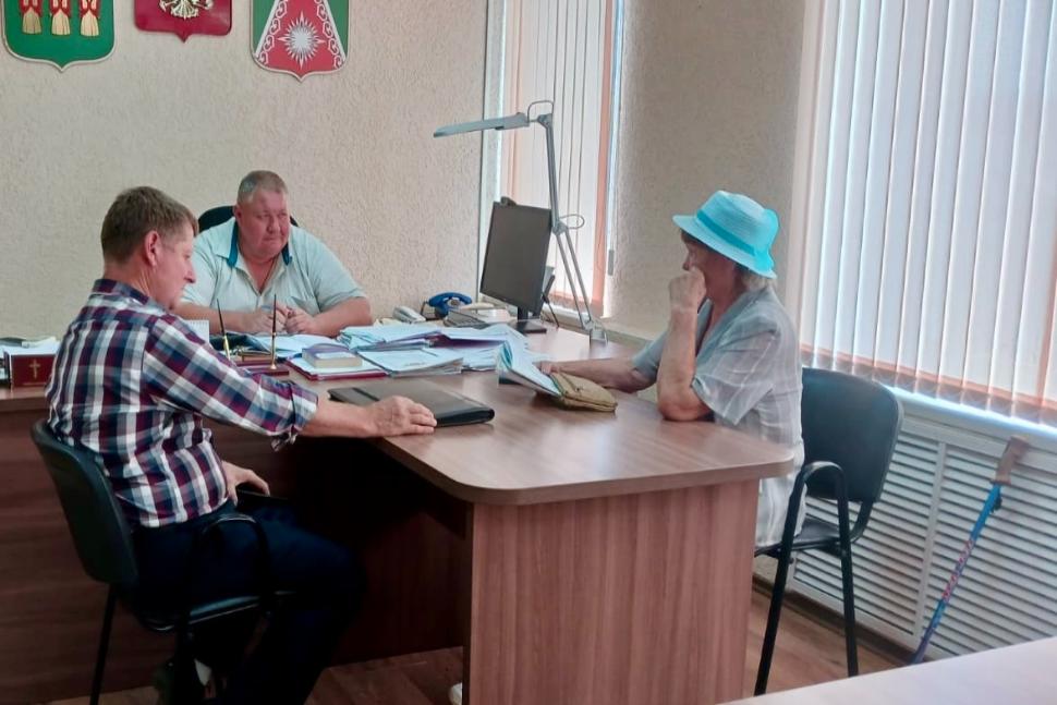 Глава Камешкирского района Дмитрий Мануковский  провёл личный  приём граждан