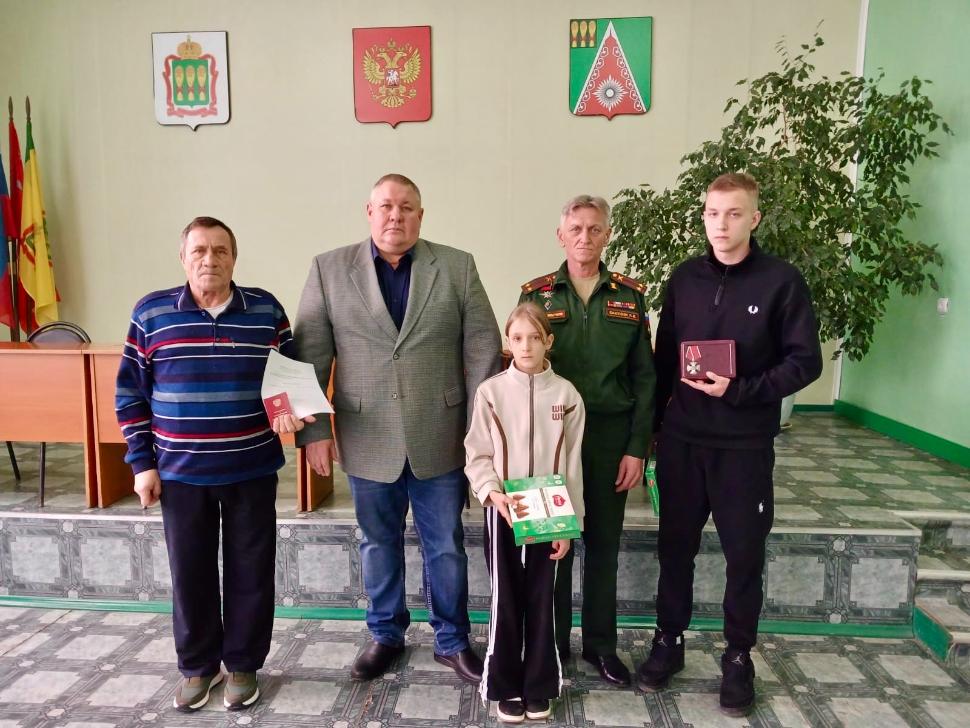 Глава Камешкирского района Дмитрий Мануковский вручил Орден Мужества родственникам погибшего военнослужащего Трошина Николая Владимировича
