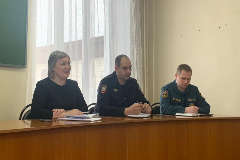 Совещание территориальной избирательной комиссии с сотрудниками МВД, МЧС Совещание территориальной избирательной комиссии с сотрудниками МВД, МЧС