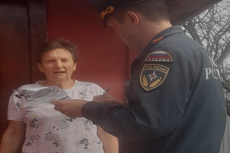 Сотрудники МЧС напоминают жителям района о правилах использования открытого огня