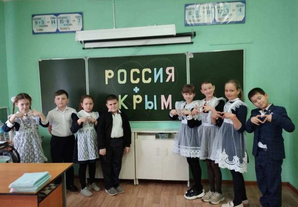 В школах прошли Разговоры о важном», посвящённый теме «День воссоединения Крыма и Севастополя с Россией. 100-летие Артека» В школах прошли Разговоры о важном», посвящённый теме «День воссоединения Крыма и Севастополя с Россией. 100-летие Артека»