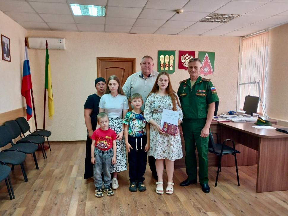 Глава Камешкирского района Дмитрий Мануковский вручил медаль «За храбрость» II степени Глава Камешкирского района Дмитрий Мануковский вручил медаль «За храбрость» II степени