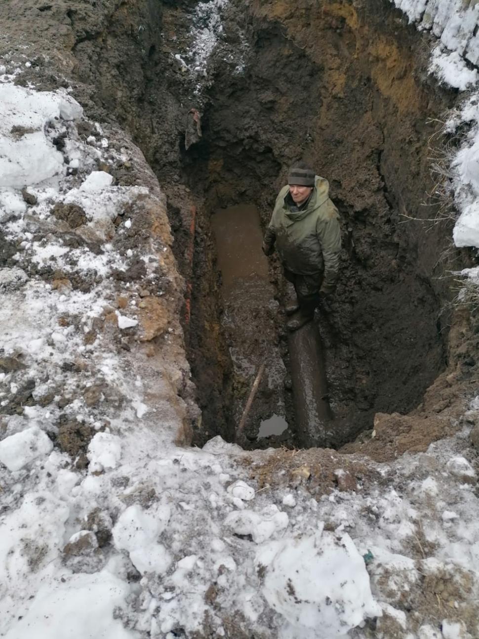 Устранение повреждения водопроводных сетей по улице Лермонтова в селе Русский Камешкир 