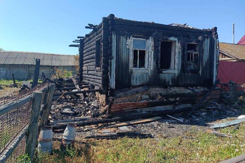 На пульт диспетчера 40 ПСЧ поступило сообщение о пожаре по ул. Садовая в селе  Б. Умыс
