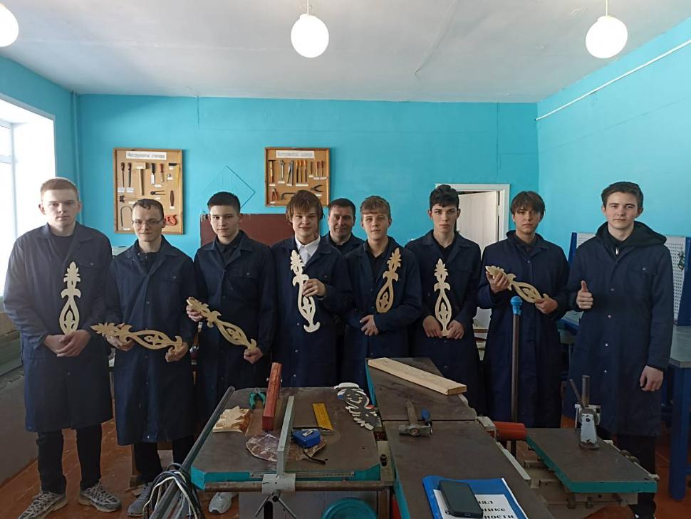 Камешкирские школьники попробовали себя в роли столяров Камешкирские школьники попробовали себя в роли столяров