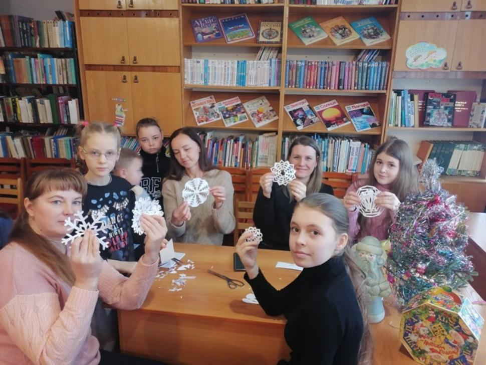 Мастер – класс «Снежинка в руке – и в сказку путь открыт» Мастер – класс «Снежинка в руке – и в сказку путь открыт»