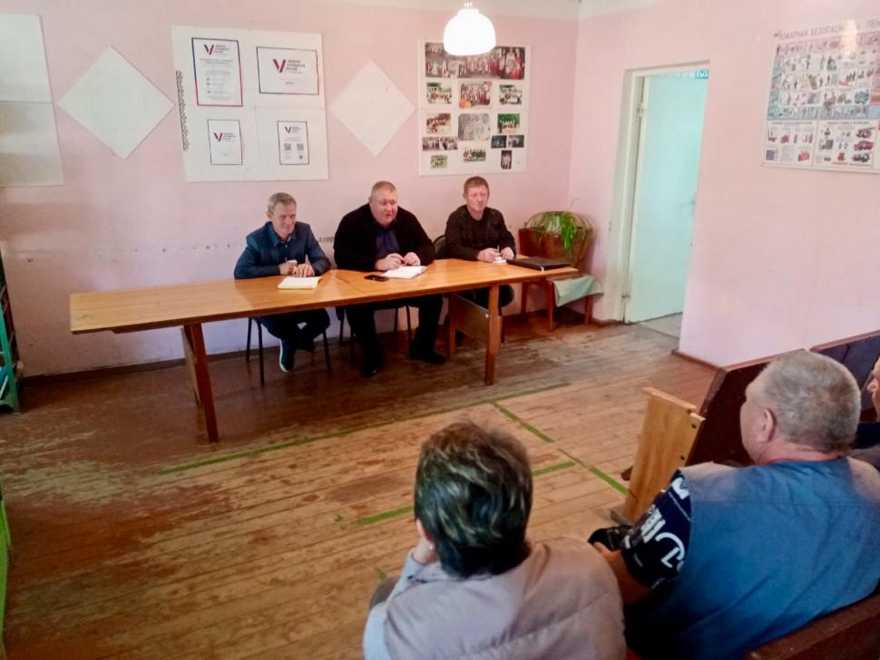 Глава Камешкирского района Дмитрий Мануковский встретился с жителями сел Алексеевка, Дубровки и деревни Дмитриевка