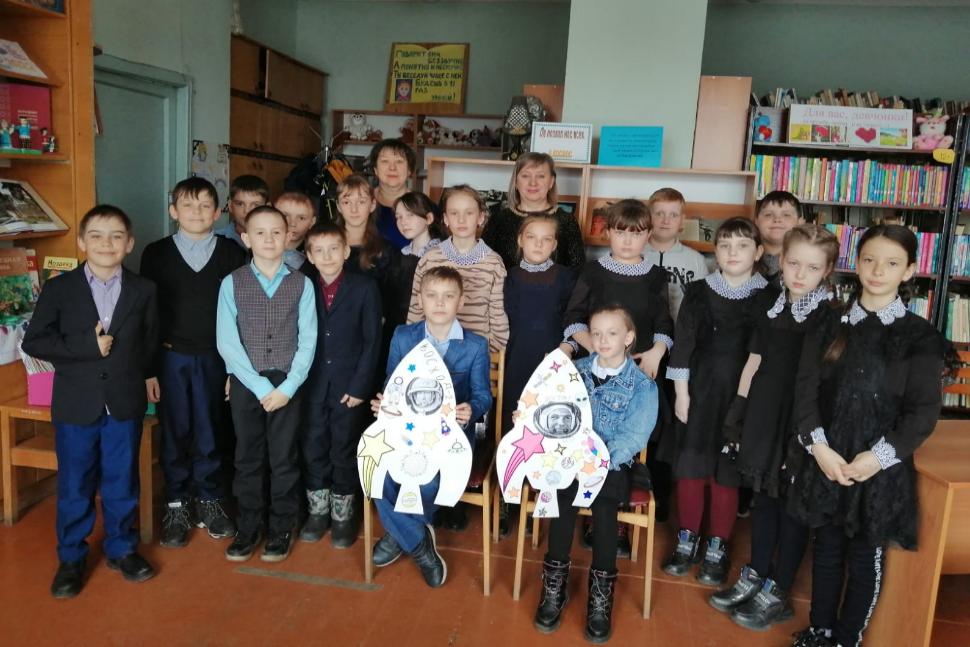 Познавательно-игровая программа "Покорители космоса" Познавательно-игровая программа "Покорители космоса"