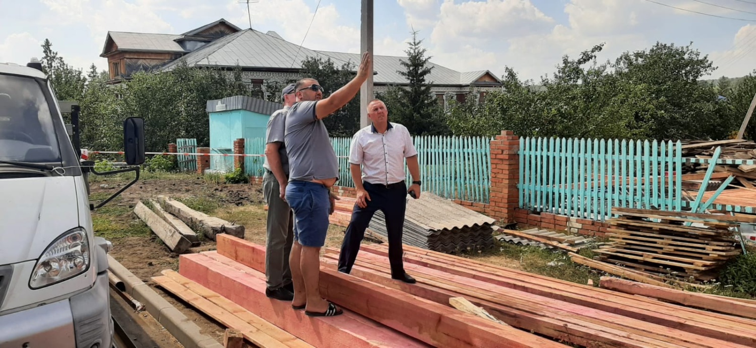 И.о. Главы администрации Камешкирского района Сергей Коновалов проконтролировал выполнение работ по ремонту кровли спортивного клуба "Комсомолец"