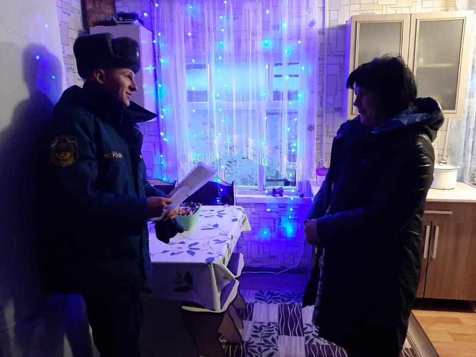 Межведомственные профилактические группы разъясняют жителям Камешкирского района правила пожарной безопасности в быту. 
