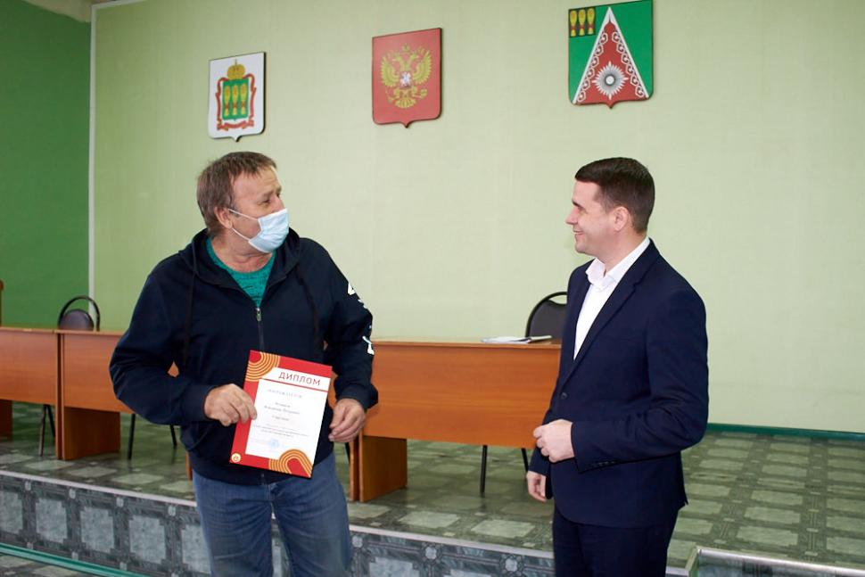 Глава администрации Камешкирского района Павел Мигин вручил тренеру ДЮСШ Влалимиру Чумакову диплом Министерства Физической культуры и спорта Пензенской области Глава администрации Камешкирского района Павел Мигин вручил тренеру ДЮСШ Влалимиру Чумакову диплом Министерства Физической культуры и спорта Пензенской области