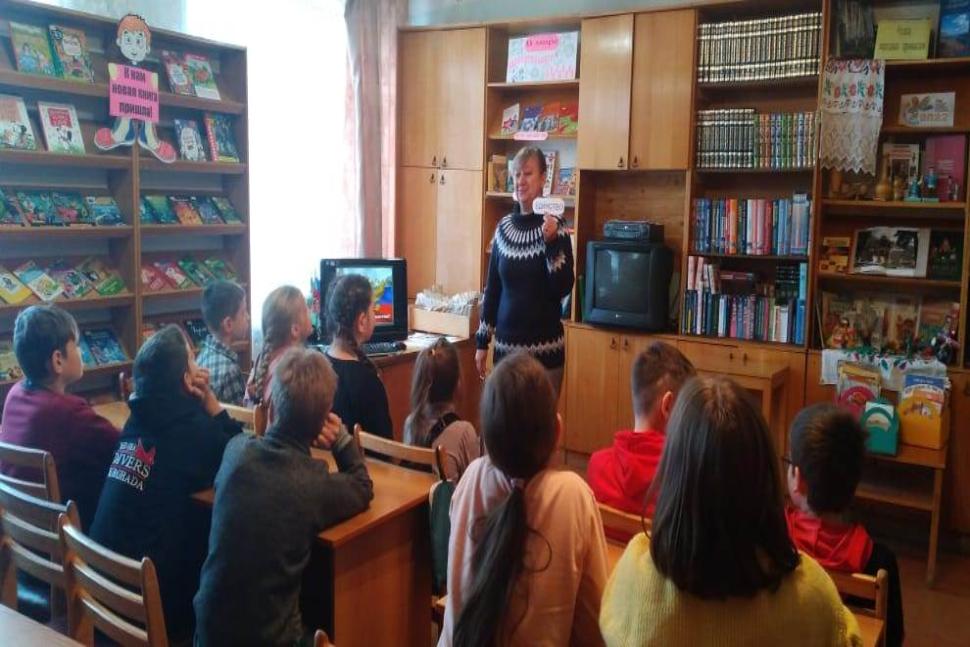    В преддверии праздника Дня Народного Единства 1 ноября в детской библиотеке для детей из пришкольного оздоровительного лагеря «Вокруг света» была проведена познавательно – игровая программа «Дружные дети».
