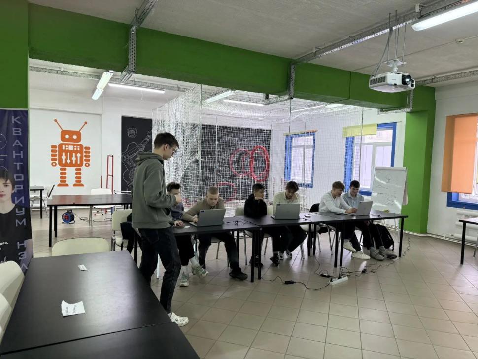 Ученики посетили практико-ориентированный мастер-класс по конструированию БПЛА Ученики посетили практико-ориентированный мастер-класс по конструированию БПЛА