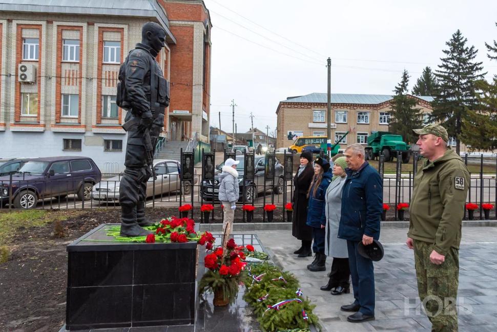 Глава Камешкирского района Дмитрий Мануковский поздравляет с Днем Героев Отечества