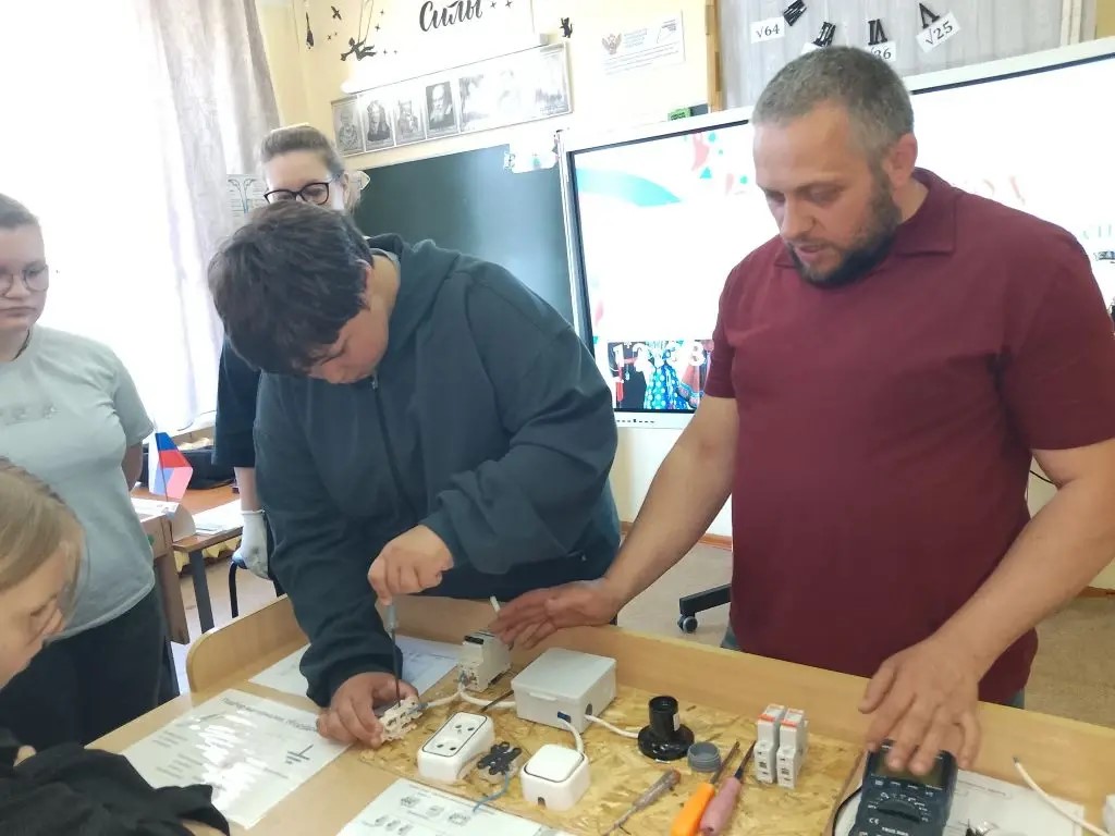 «Ток бежит по проводам»