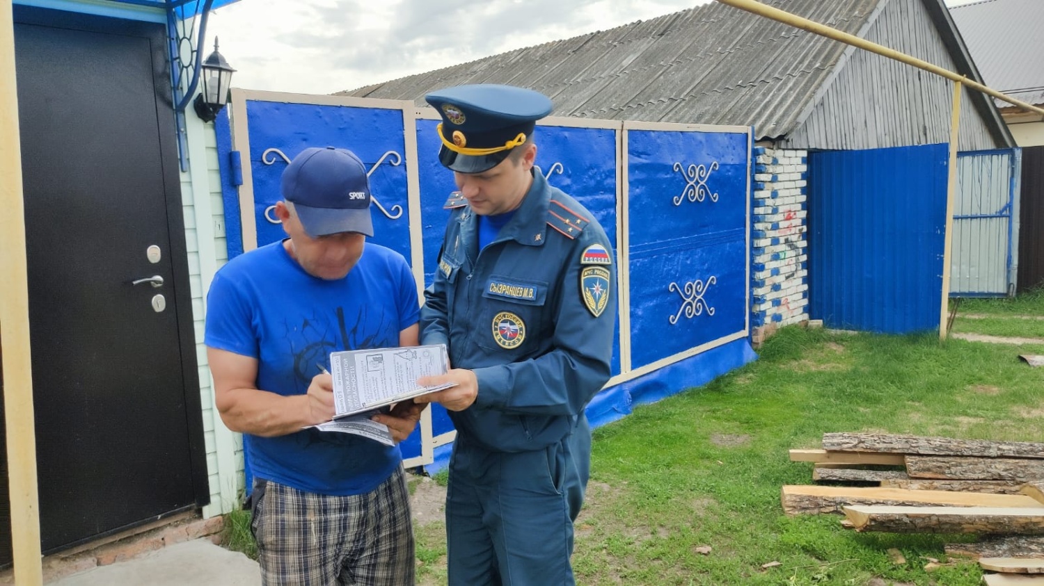 На территории села Русский Камешкир проведён рейд по пожарной безопасности На территории села Русский Камешкир проведён рейд по пожарной безопасности