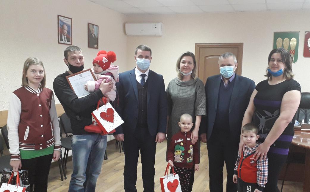 Многодетная семья получила выплату на улучшение жилищных условий