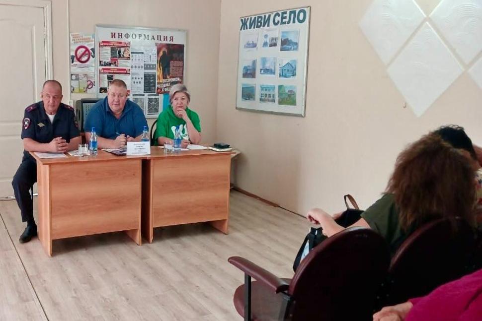 Глава Камешкирского района Дмитрий Мануковский провёл выездную встречу с жителями Новошаткинского сельсовета Глава Камешкирского района Дмитрий Мануковский провёл выездную встречу с жителями Новошаткинского сельсовета