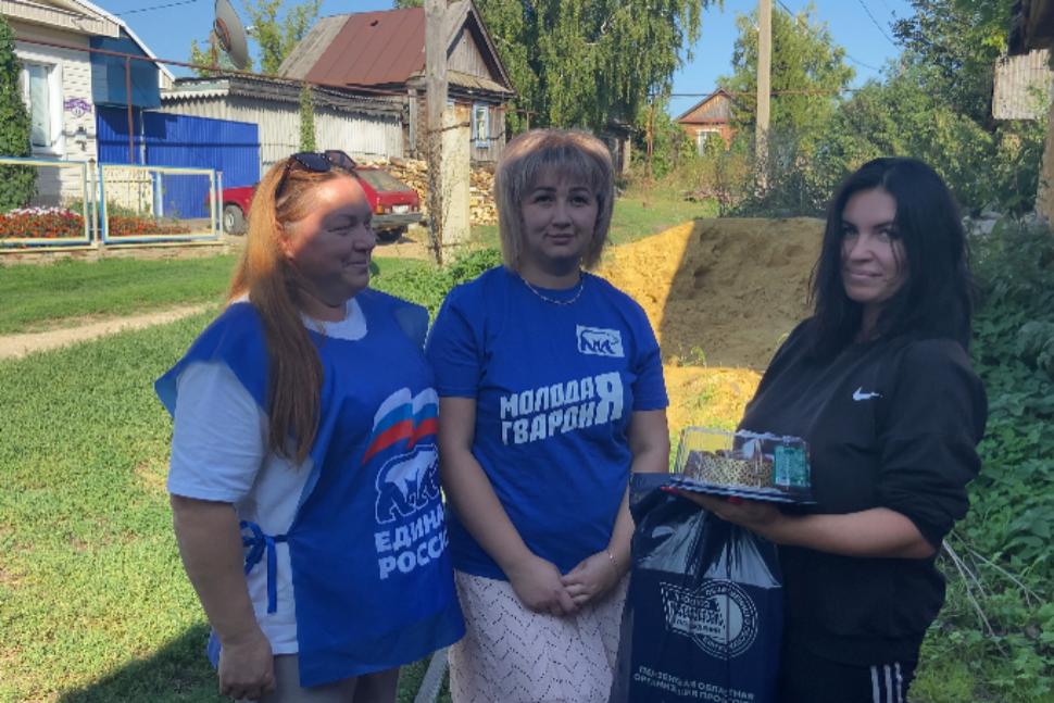 "Единая Россия" и Молодая Гвардия помогают семьям в подготовке к школе